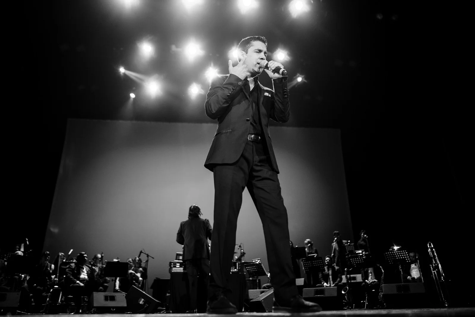 Louis Lara en concierto con su ensamble bajo las luces del escenario